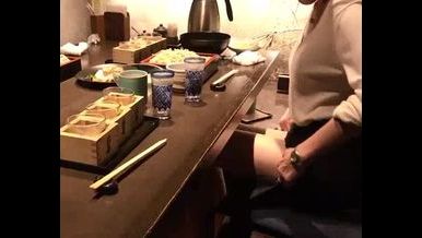 飲食店で露出主婦♡おふざけ動画